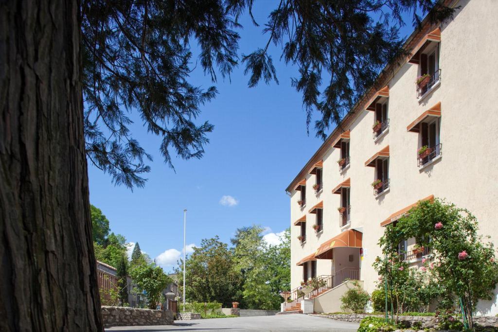 Logis Hotel Restaurant Les Cedres Joyeuse Exterior photo