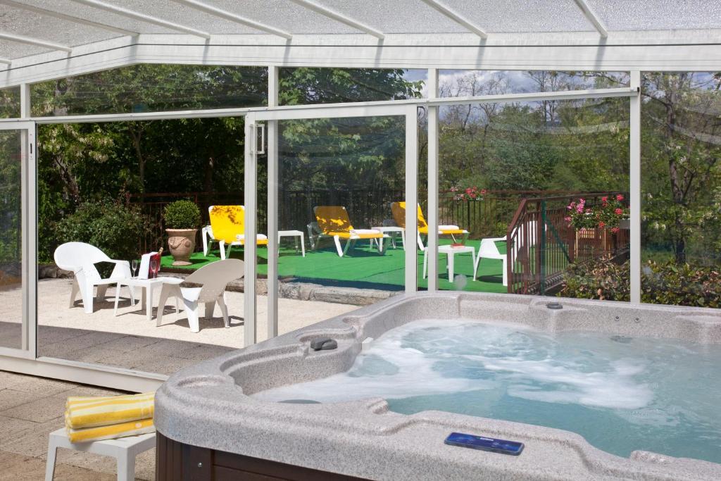 Logis Hotel Restaurant Les Cedres Joyeuse Exterior photo