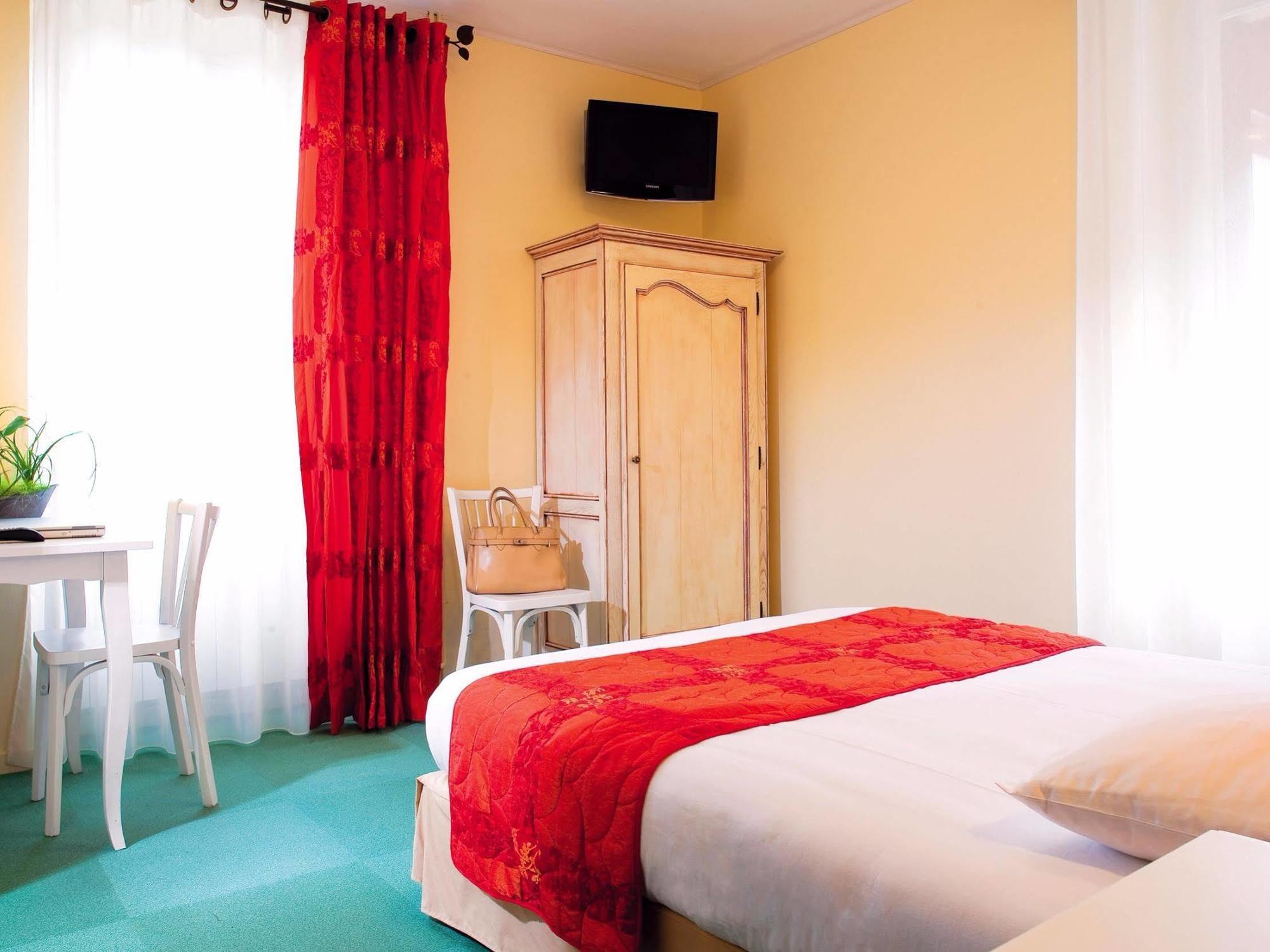 Logis Hotel Restaurant Les Cedres Joyeuse Exterior photo